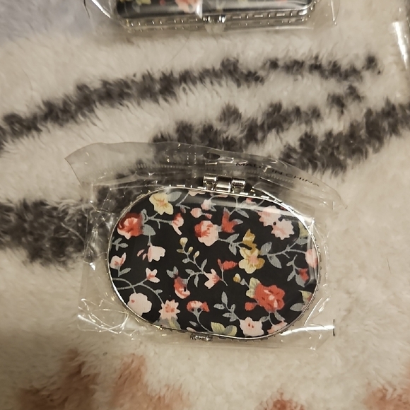Floral Patterned Compact Mirrors - Picture 2 of 5